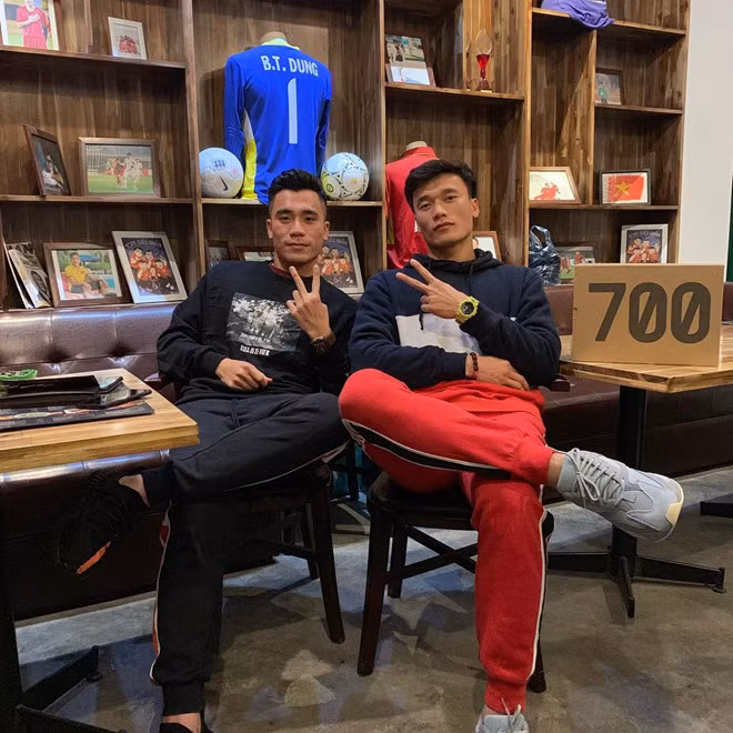 Hai anh em Bùi Tiến Dũng - Bùi Tiến Dụng nằm trong số những cầu thủ đam mê đi giày hiệu. Trên trang cá nhân, nam thủ môn hay đăng ảnh khoe sneakers hàng hiệu, trong đó có nhiều mẫu đình đám được giới mê giày săn đón.