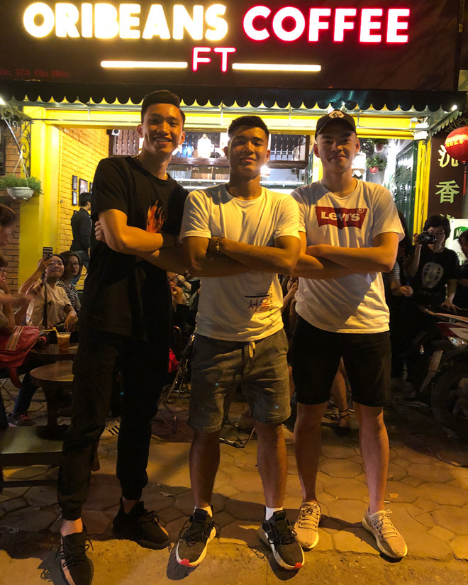 Không chỉ Bùi Tiến Dũng, "em út" Đoàn Văn Hậu cũng tậu vài đôi Yeezy sành điệu.