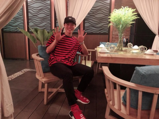 Văn Toàn cũng là một tay chơi giày hàng hiệu trong tuyển Việt Nam. Anh thường chi hàng chục triệu đồng sắm những đôi giày sneaker. Nổi bật trong số đó là The Pharrell X adidas NMD màu đỏ.