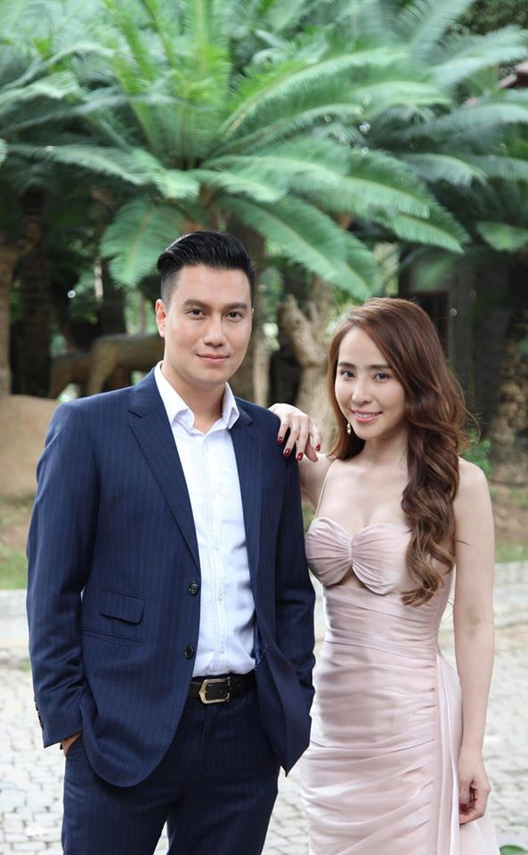 Kiểu trang phục ưa thích của nhân vật Quỳnh Trinh là đầm hai dây hoặc dáng cúp ngực, khoe vai trần thanh mảnh cùng vòng một gợi cảm.