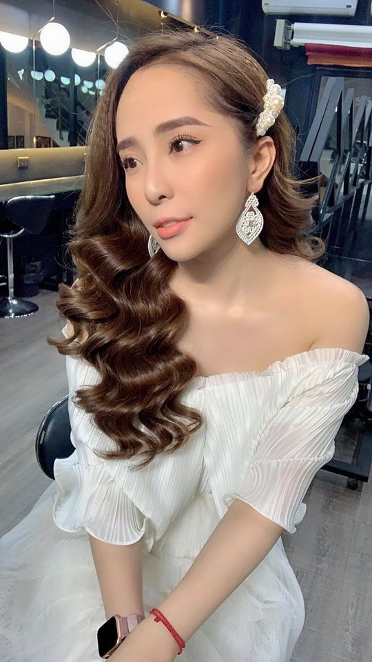 Quỳnh Nga diện các kiểu váy trễ vai vô cùng gợi cảm. Ảnh: FBNV. Video "Minh Hằng chia sẻ về phong cách thời trang". Nguồn: VTC.