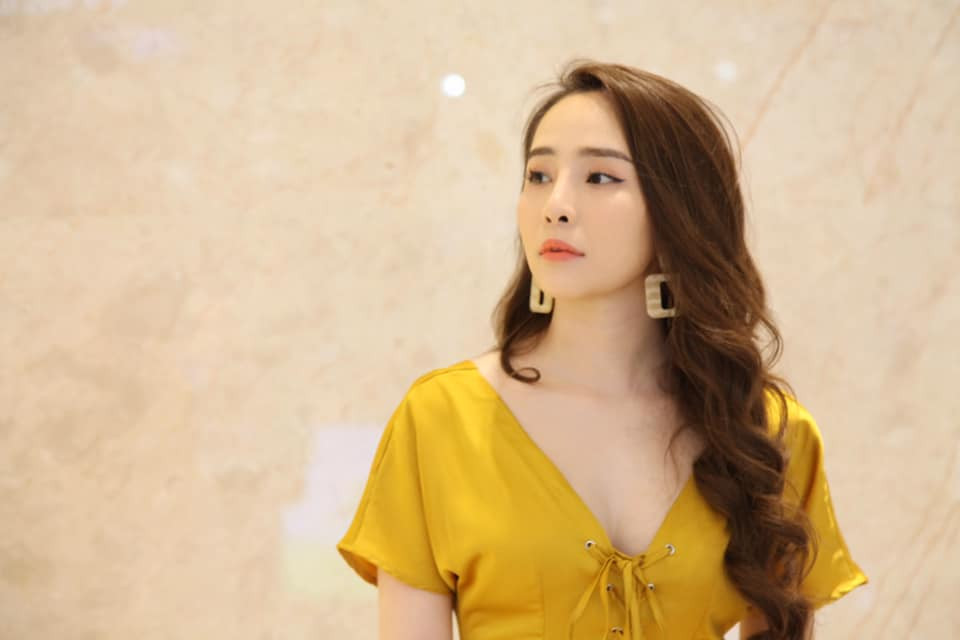 Cô tự tin phô diễn vòng một trong những trang phục khoét ngực tươi mát.