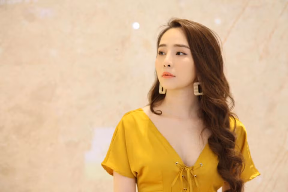 Cô tự tin phô diễn vòng một trong những trang phục khoét ngực tươi mát.