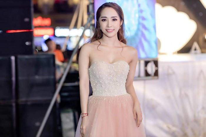 Quỳnh Nga thường xuyên thay đổi với nhiều phong cách khác nhau từ công chúa bánh bèo đến quý cô sang chảnh quyến rũ.