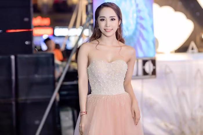 Quỳnh Nga thường xuyên thay đổi với nhiều phong cách khác nhau từ công chúa bánh bèo đến quý cô sang chảnh quyến rũ.