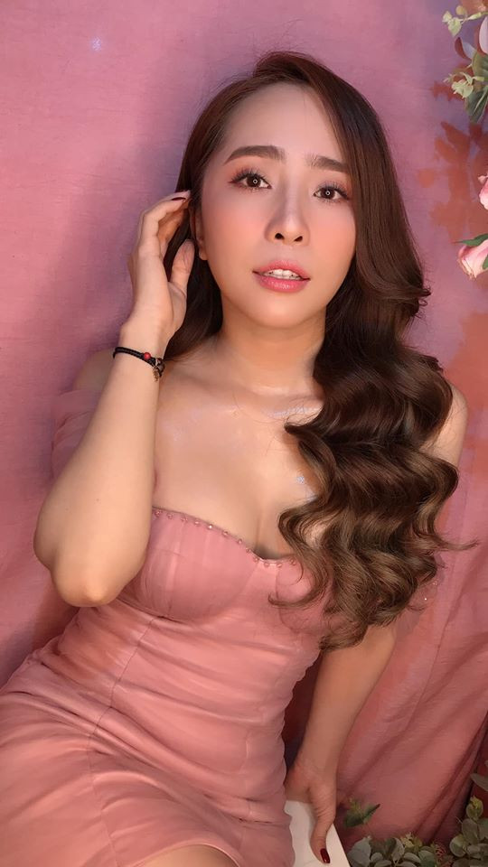 Với lợi thế vòng 1 đầy đặn và vòng eo nhỏ nhắn, Quỳnh Nga thường diện những trang phục đốt mắt người nhìn.