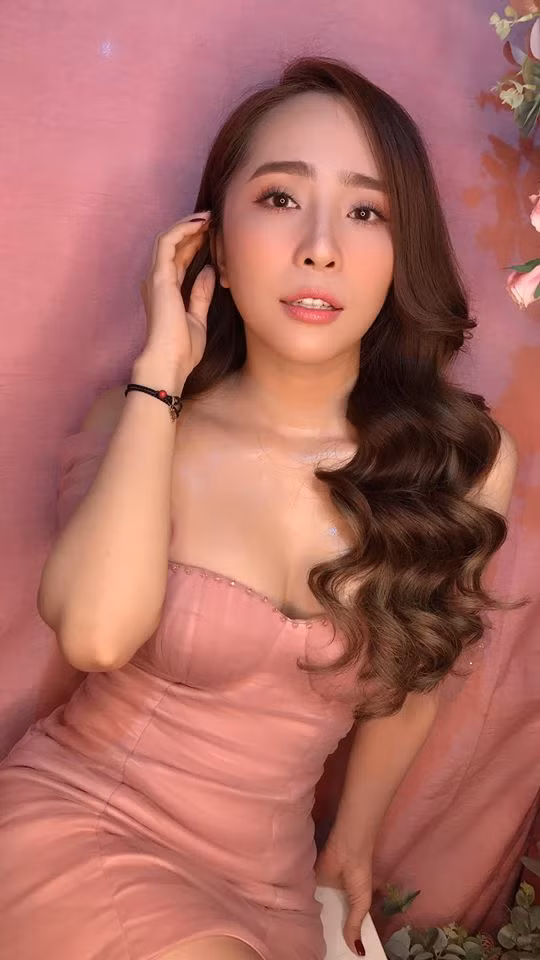 Với lợi thế vòng 1 đầy đặn và vòng eo nhỏ nhắn, Quỳnh Nga thường diện những trang phục đốt mắt người nhìn.