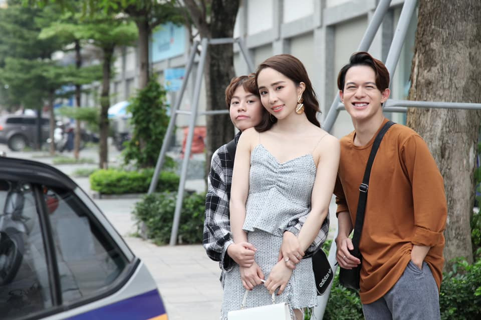 Váy hai dây giúp nữ diễn viên sinh năm 1988 nổi bật và quyến rũ bên dàn diễn viên phim "Về nhà đi con".