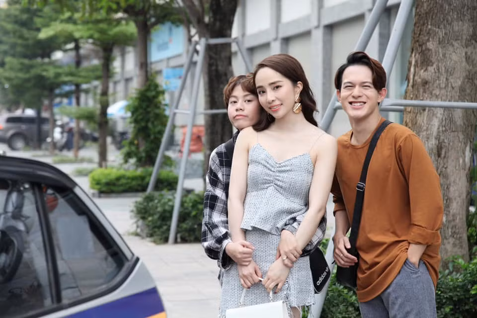 Váy hai dây giúp nữ diễn viên sinh năm 1988 nổi bật và quyến rũ bên dàn diễn viên phim "Về nhà đi con".