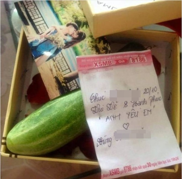 Hộp quà mừng ngày Phụ nữ Việt Nam thiết thực đi vào dạ dày của cô gái.