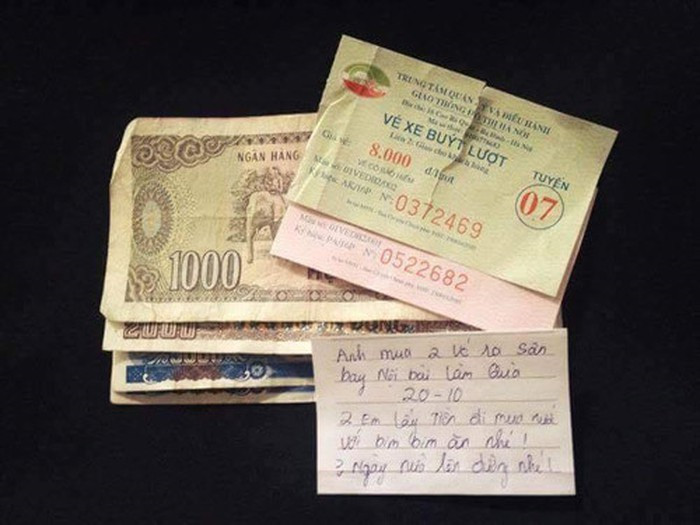 Ông chồng bá đạo mua 2 vé xe buýt ra sân bay tặng vợ.
