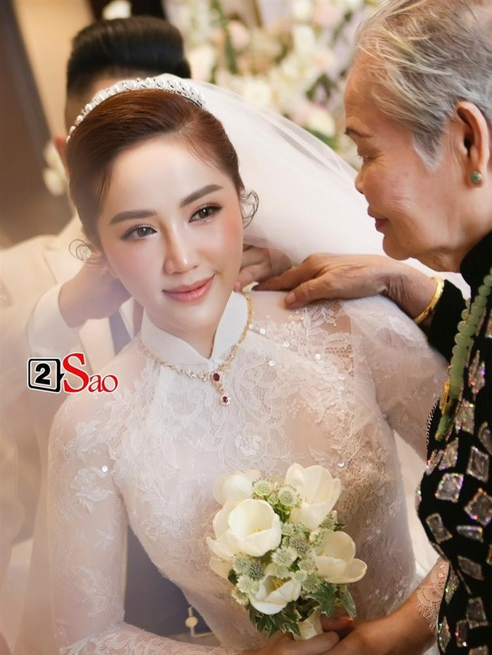 Chiếc vòng đẹp mắt được nhà trai trao cho Bảo Thy trong tư gia.