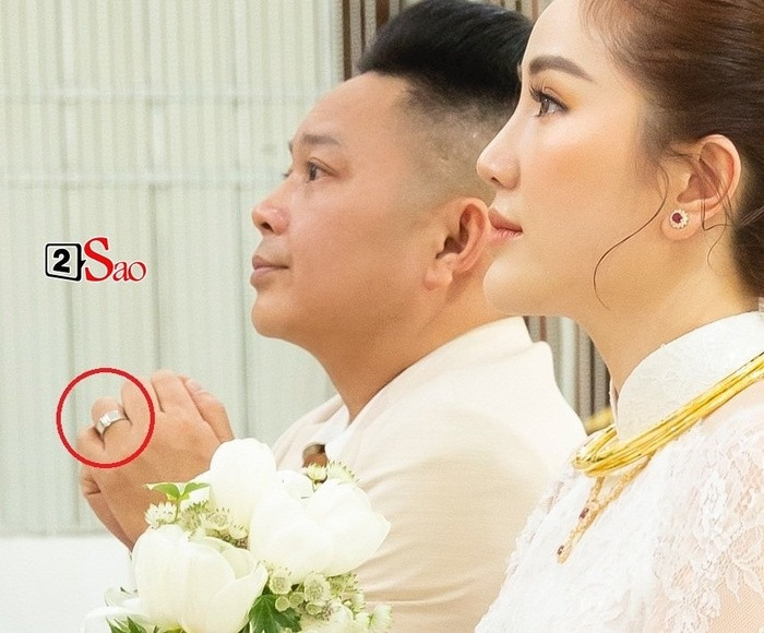 Trên tay chú rể vẫn còn một chiếc nhẫn lấp lánh. Đếm sương sương, tổng số trang sức quý giá mà Bảo Thy và ông xã mang trên người lên tới gần 20 món.