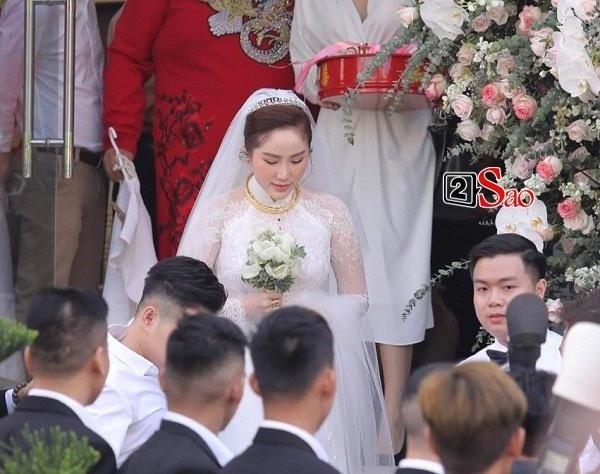 Không chỉ xế hộp tiền tỷ, trang phục sang trọng, nhiều người còn đặc biệt quan tâm tới trang sức đắt đỏ đang "ngự" trên người Bảo Thy và ông xã Phan Lĩnh. Trong tư gia của Bảo Thy, được biết gia đình hai bên đã trao cho đôi uyên ương nhiều món trang sức giá trị. Nhìn khối lượng vàng bạc, kim cương "chất" trên người Bảo Thy, cư dân mạng không khỏi trầm trồ.