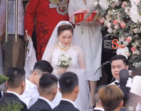 Không chỉ xế hộp tiền tỷ, trang phục sang trọng, nhiều người còn đặc biệt quan tâm tới trang sức đắt đỏ đang "ngự" trên người Bảo Thy và ông xã Phan Lĩnh. Trong tư gia của Bảo Thy, được biết gia đình hai bên đã trao cho đôi uyên ương nhiều món trang sức giá trị. Nhìn khối lượng vàng bạc, kim cương "chất" trên người Bảo Thy, cư dân mạng không khỏi trầm trồ.