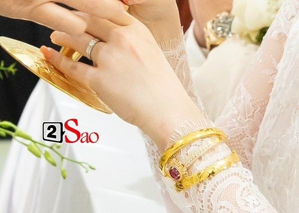 Cận cảnh những chiếc vòng tay đắt xắt ra miếng.