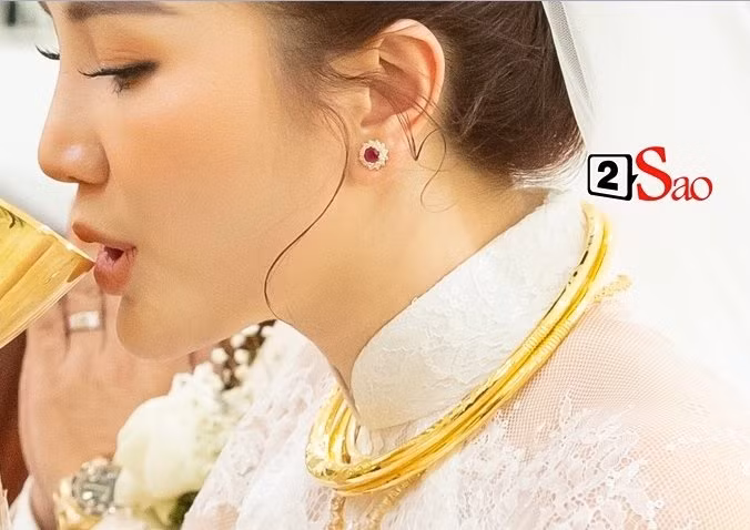 Đôi bông tai sang trọng, xinh xắn.