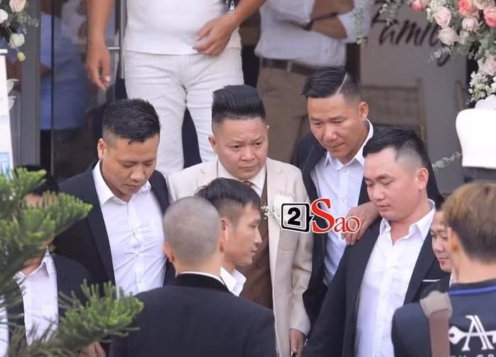 Ngày 15/11, hôn lễ của Bảo Thy và doanh nhân gốc Hà Tĩnh đã chính thức diễn ra. Từ sáng sớm, chú rể Phan Lĩnh và đoàn nhà trai đã có mặt tại tư gia của cô dâu. Nam doanh nhân thu hút sự chú ý khi mang theo dàn xế sang, với nhiều thương hiệu nổi tiếng như Rolls-Royce, Maybach...