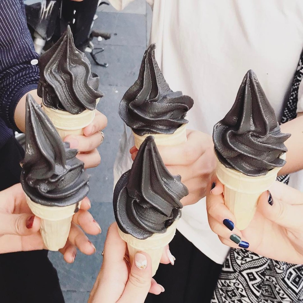 Món kem đen sì như mực khiến người ăn bị đen luôn cả lưỡi và môi ngay từ miếng đầu tiên này từng được giới trẻ thích thú chính là kem tinh than tre.