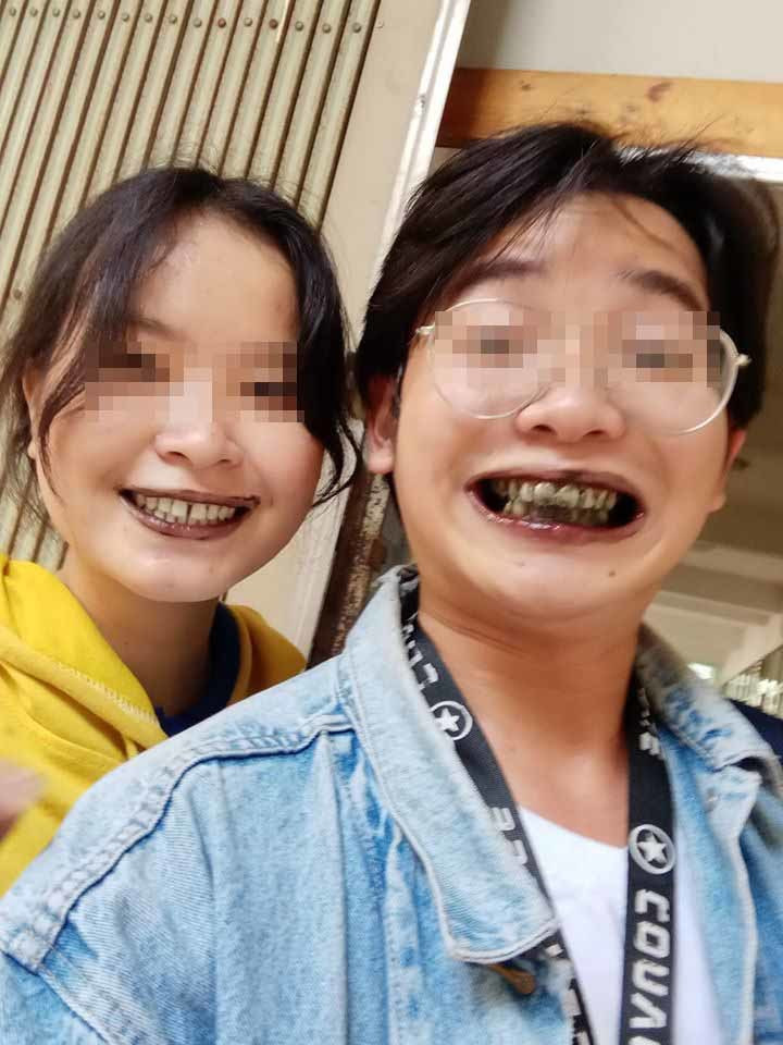 Trong ảnh, cô nàng mới thưởng thức một que kem tinh than tre đen sì, thế nhưng điều đáng nói, sau khi thưởng thức xong, lập tức miệng, lưỡi cho đến răng của cô nàng đều... bám 1 màu đen huyền bí.