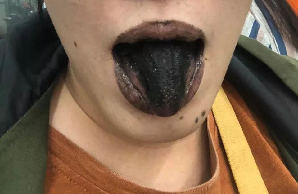 Không biết chất lượng ra sao nhưng sau những tấm ảnh “tả thực” về loại kem than tre này thì nhiều người đã lắc đầu ngán ngẩm và không muốn thử nữa.