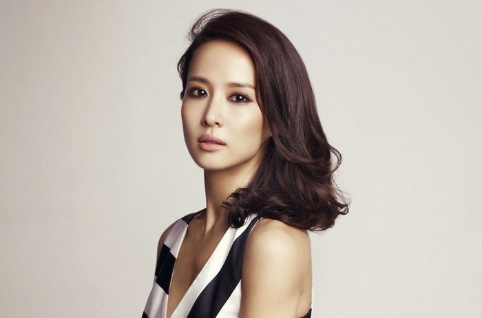 Chia sẻ trong 1 chương trình, Cho Yeo Jung nói cô làm đẹp theo nguyên tắc 2-4-2-4. Mỗi ngày cô sẽ uống ít nhất 2 lít nước nhằm cung cấp đủ nước cho cơ thể, thúc đẩy trao đổi chất và để làn da luôn căng mọng. Tiếp đến, Cho Yeo Jung dùng kem dưỡng ẩm trong vòng 4 giây. Cô nói sức nóng của cơ thể sẽ khiến kem tan ra và dễ thẩm thấu, khi thoa người đẹp còn vỗ lên mặt như đang đánh piano.