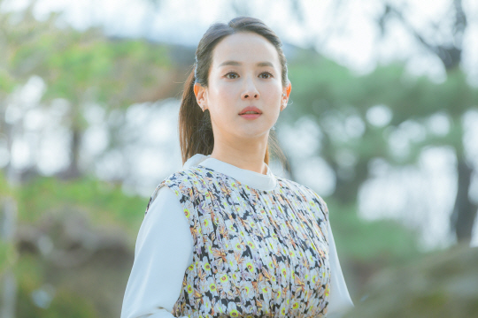 Ngoài ra, Cho Yeo Jung còn dành khá nhiều thời gian cho việc chăm sóc làn da. Nữ diễn viên có làn da khô, cộng với điều kiện thời tiết Hàn nên cô rất chú trọng đến việc cấp ẩm. Đầu tiên phải để đến quy tắc 3-3-3.