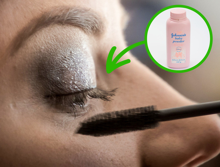 Phấn rôm giúp dài mi: Chải một chút phấn rôm lên mi trước khi chuốt mascara sẽ làm tăng hiệu quả dài mi. Phấn rôm cũng hoạt động như một lớp lót, bảo vệ lông mi và giúp hàng mi đẹp tự nhiên.