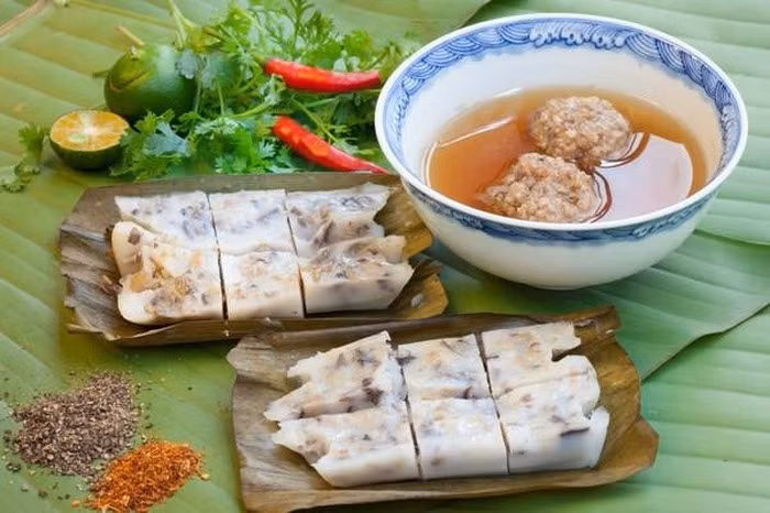Bánh bèo Hải Phòng: Khác hoàn toàn so với nhiều địa phương khác, bánh bèo Hải Phòng dày và có hình chữ nhật, với nhân nằm trong bánh (gồm nấm mèo thái chỉ, thịt băm xào chín). Bánh sẽ được gói trong lá chuối và đặt vào xửng để hấp. Khi ăn, người ta thường cắt nhỏ thành từng miếng và chấm với nước mắm pha.