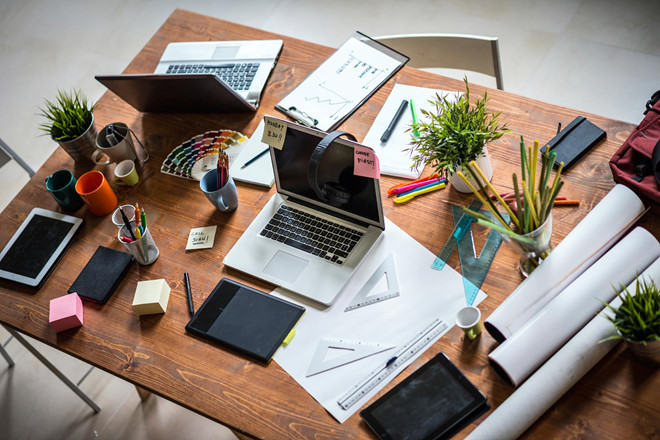 Lau bàn sạch sẽ và dọn dẹp hộp thư điện tử: Cả 2 công việc này đều dễ dàng, không đòi hỏi sự tập trung và tư duy cao. Chúng sẽ giúp bạn tràn đầy sinh lực hơn vì sự sạch sẽ, gọn gàng sẽ gián tiếp làm tăng năng lượng cho bạn.