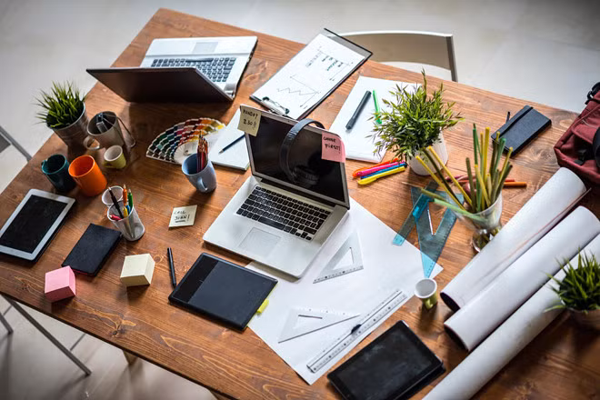 Lau bàn sạch sẽ và dọn dẹp hộp thư điện tử: Cả 2 công việc này đều dễ dàng, không đòi hỏi sự tập trung và tư duy cao. Chúng sẽ giúp bạn tràn đầy sinh lực hơn vì sự sạch sẽ, gọn gàng sẽ gián tiếp làm tăng năng lượng cho bạn.