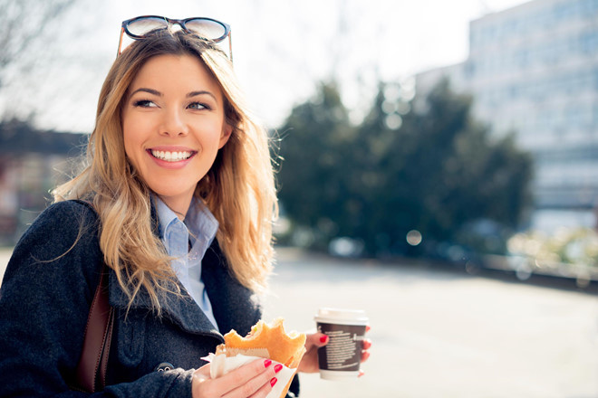 Đi bộ ra ngoài ít nhất 10 phút: Theo Reader's Digest, bạn nên ăn trưa bên ngoài, phân bổ hiệu quả thời gian nghỉ trưa giữa ăn uống và đi bộ. Chúng sẽ thiết lập lại đồng hồ sinh học của cơ thể, giúp giảm bớt số lượng melatonin, hormone buồn ngủ, đồng thời cung cấp lượng vitamin D lớn, giảm nguy cơ loãng xương và một số bệnh ung thư.