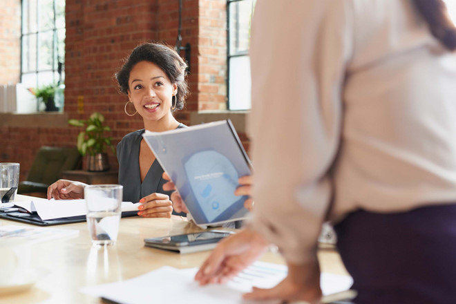 Tán gẫu với đồng nghiệp: Dành vài phút tán gẫu với đồng nghiệp để xua tan căng thẳng, đồng thời, tái tạo năng lượng. Rất có thể, trong cuộc trò chuyện ngắn đó, bạn sẽ có được nhiều ý tưởng hay và làm việc hiệu quả hơn.