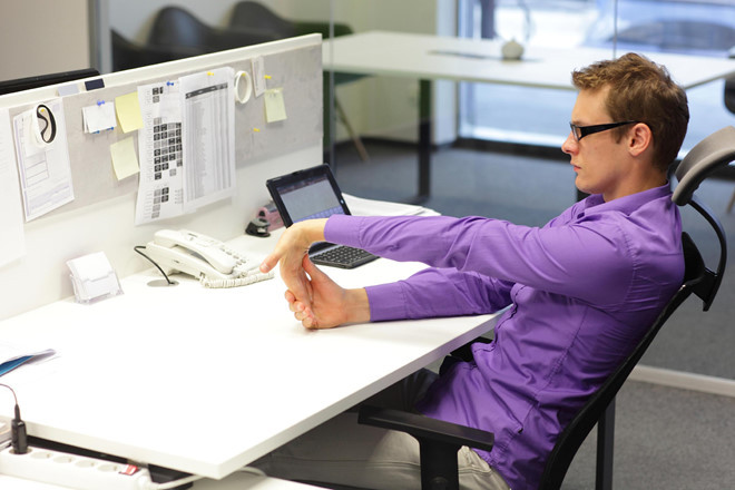 Kéo giãn cơ thể: Hãy dành vài phút để tập các động tác kéo giãn giúp giảm đau mỏi, tăng cường sức khỏe. Đứng lên khỏi bàn làm việc, đi tới nơi có không khí thoáng đãng, hít thở sâu để giúp cơ thể phục hồi năng lượng.