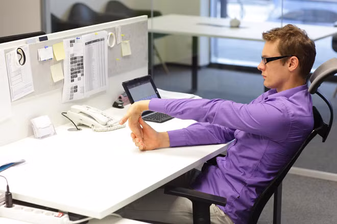 Kéo giãn cơ thể: Hãy dành vài phút để tập các động tác kéo giãn giúp giảm đau mỏi, tăng cường sức khỏe. Đứng lên khỏi bàn làm việc, đi tới nơi có không khí thoáng đãng, hít thở sâu để giúp cơ thể phục hồi năng lượng.