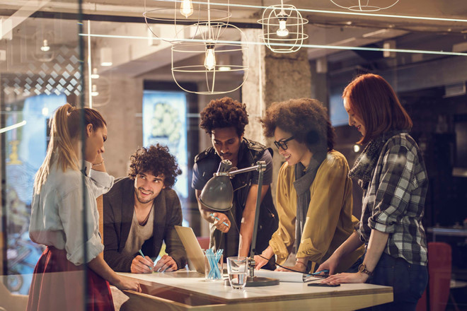 Làm công việc bạn yêu thích nhất: Thông thường, năng lượng của bạn sẽ cao nhất vào buổi sáng, do đó, bạn nên bắt đầu ngày mới với công việc bạn đang sợ nhất. Hãy để dự án yêu thích vào buổi chiều, khi năng lượng đang sụt giảm. Điều này sẽ giúp bạn vực dậy tinh thần, hào hứng làm việc hơn.