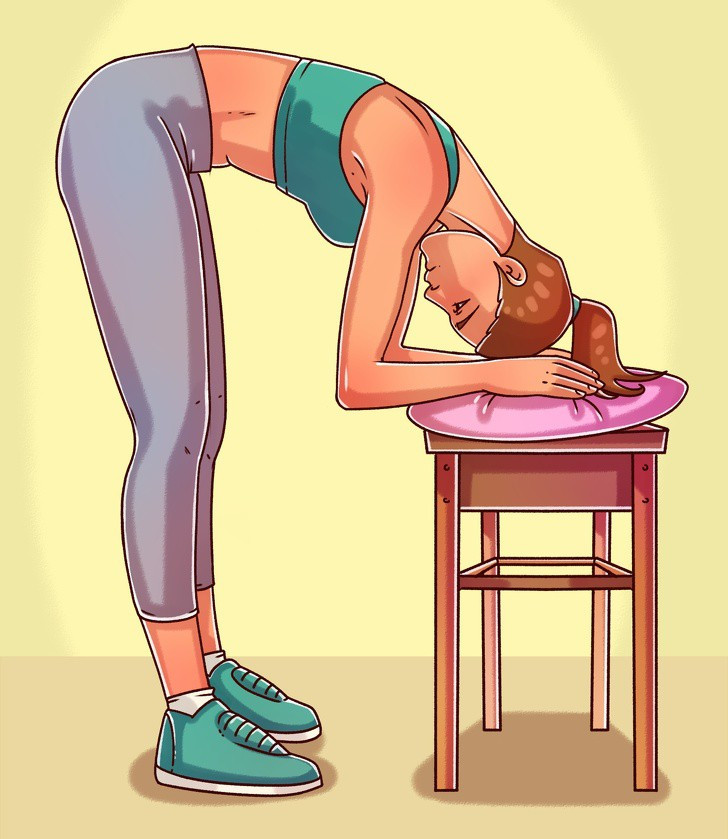 Tư thế uốn cong người về phía trước: Uốn cong người trong tư thế này từ 30-60 giây, theo cách này có thể làm dịu hệ thống thần kinh và thư giãn cột sống.