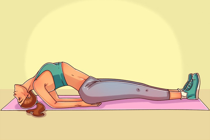 Tư thế ngửa cổ ra phía sau: Làm tư thế trong ảnh và giữ nguyên từ 30-60 giây. Đây là tư thế giúp giảm mệt mỏi mãn tính, tăng sản xuất melatonin, hormone chịu trách nhiệm giúp giấc ngủ ngon hơn.