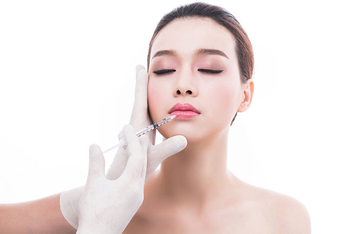Vì vậy, để không phải lo lắng tiêm filler môi có hại không cũng là để đảm bảo quá trình làm đẹp an toàn và đạt kết quả cao tốt nhất bạn cần lựa chọn địa chỉ thẩm mỹ uy tín, đảm bảo chất lượng. Ảnh: Internet. Video "Bí quyết làm đẹp của sao Việt". Nguồn: VTC.