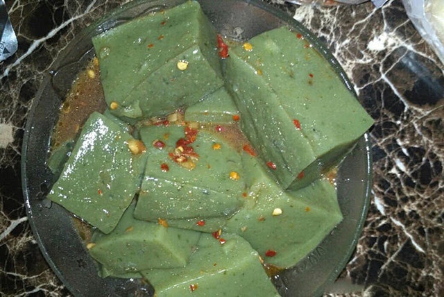 Cũng là một loại đậu hũ thối với quy trình và nguyên liệu giống hệt, thế nhưng đậu phụ thối xanh lại khiến cho người dân nơi đây có một trải nghiệm ẩm thực mới mẻ hơn.