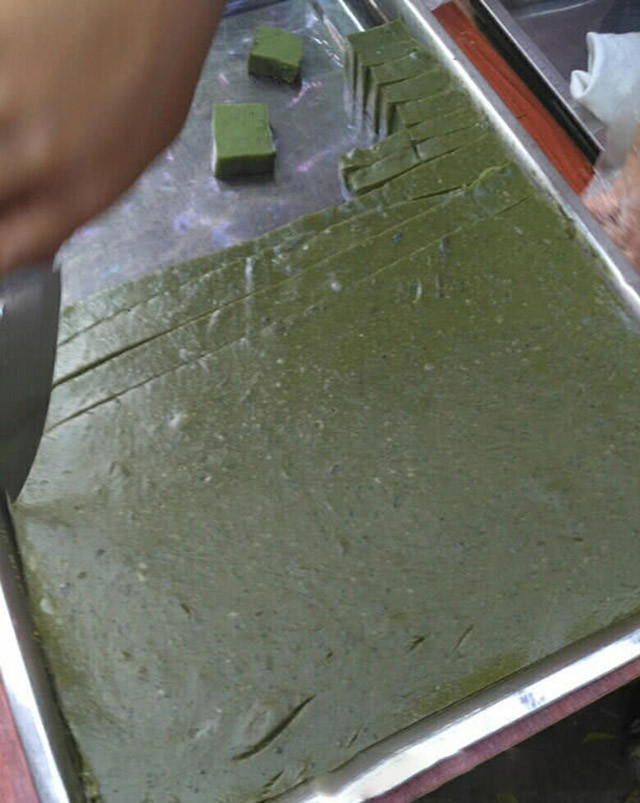 Làm từ lá một loại cây bụi ở Chiết Giang (Trung Quốc), đậu phụ xanh thanh mát và rất bổ dưỡng, đặc biệt không nát thành từng mảnh khi rơi xuống đất hay bị vỡ khi gắp bằng đũa.