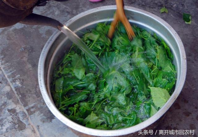 Thế nên, hương vị của loại đậu hũ này rất lạ, vào mùa hè người ta xem nó như một món tráng miệng giải nhiệt. Chính vì hương vị tuyệt vời của nó mà người dân xếp hàng mua rất nhiều.