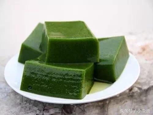 Thay vì là những miếng đậu màu xám xịt, đen xì thì loại đậu này lại có màu xanh bắt mắt hơn. Miếng đậu phụ xanh này giống như thạch mềm mịn và mát lạnh.