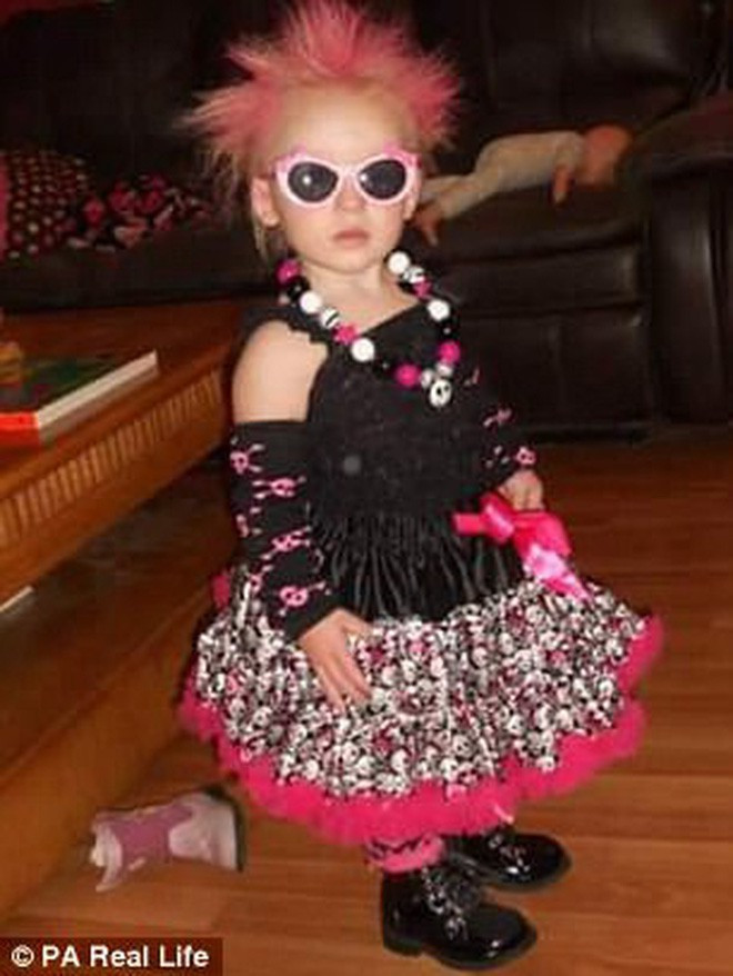 Kỳ lạ hơn, mái tóc của Charleigh dần dần mọc lên nhiều hơn và đặc biệt luôn dựng xù thẳng đứng giống hệt như tóc của thiên tài Albert Einstein.