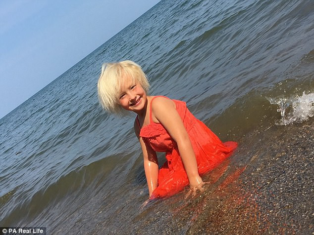 Little Charleigh Sayor (7 tuổi) sống tại Michigan (Mỹ) mắc phải một hội chứng rối loạn di truyền hiếm gặp khiến cô bé có mái tóc dựng đứng bất thường như nữ thần mặt trời.