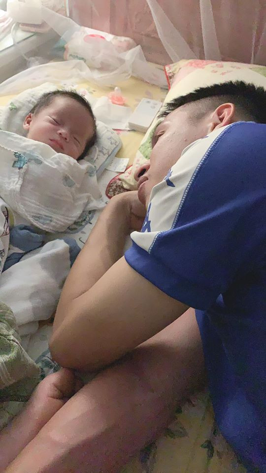 Dũng mãnh trên sân cỏ, ngoài đời Hùng Dũng là một ông bố rất dịu dàng, yêu con.