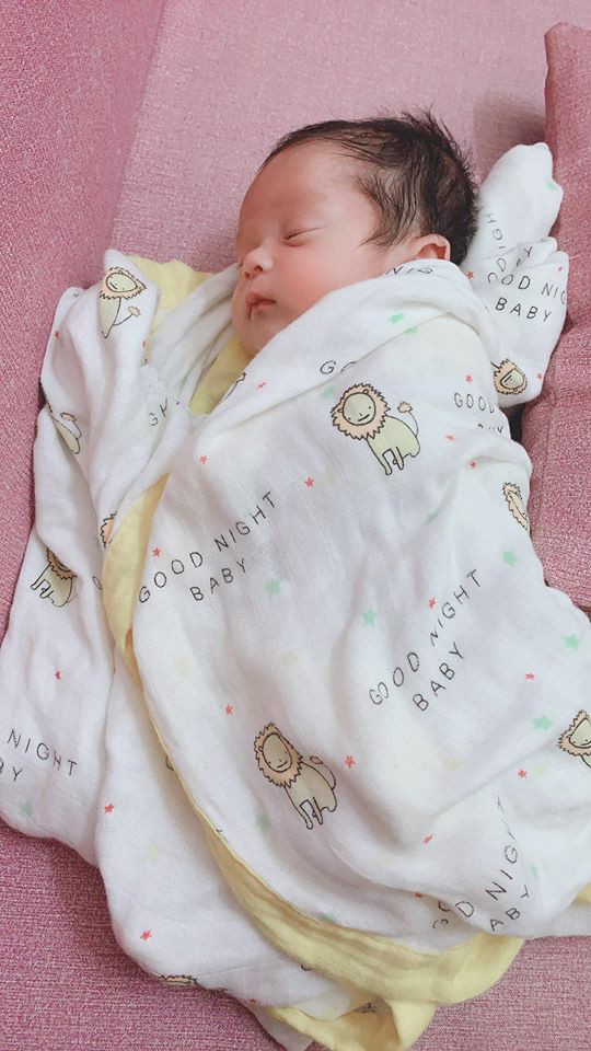 Dáng ngủ cute của em bé Titi khiến nhiều người thích thú. Ảnh: FBNV.