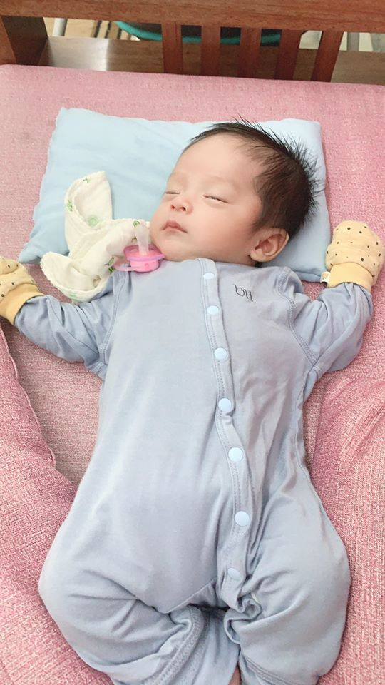 Hình ảnh bé lim dim ngủ cực đáng yêu.