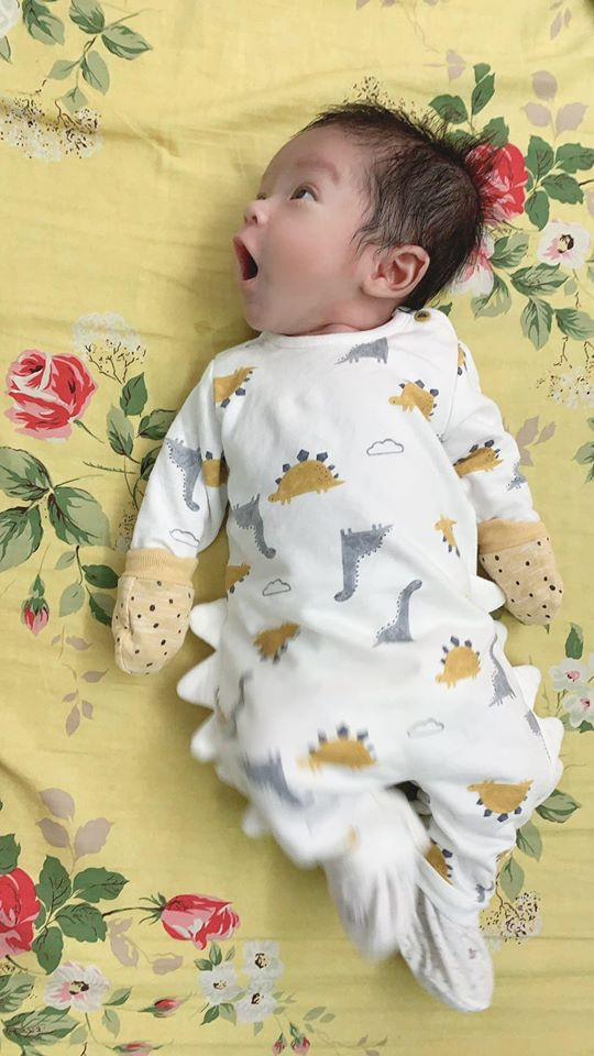 Bé Titi nhà Hùng Dũng sở hữu nước da trắng và gương mặt điển trai giống bố. Bé có rất nhiều biểu cảm vô cùng dễ thương và một đôi mắt sáng, cuốn hút người nhìn.