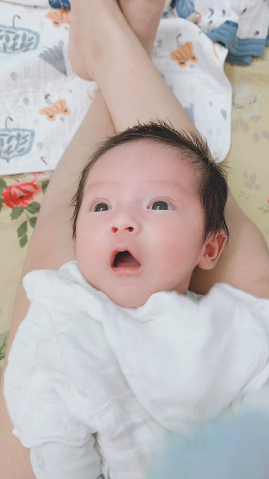 Khuôn mặt cậu bé biểu cảm như thể rất ngạc nhiên.